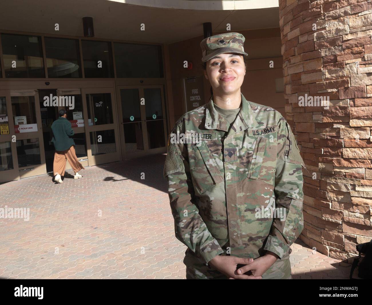 Janiece Coulter, CPS., à l'extérieur de l'échange principal à fort Bliss, Texas, 9 février 2023. Coulter, une mère de trois enfants également mariée à un Soldat actif, a déclaré que même si elle a grandi dans une famille prospère, ce n’est qu’à ce qu’elle devienne mère lorsqu’elle se consacrait à la préparation et à l’information sur les règles de vente au détail pour des questions telles que l’appariement des prix et les remises. La Brigade d'artillerie de défense aérienne de 11th, le soldat du Commandement de la défense aérienne et antimissile de l'Armée de terre de 32nd a déclaré qu'elle apprécie non seulement d'économiser de l'argent de sa famille à deux militaires, mais aussi de se connecter avec d'autres familles militaires pour partager ses conseils et ses coupons supplémentaires. Banque D'Images