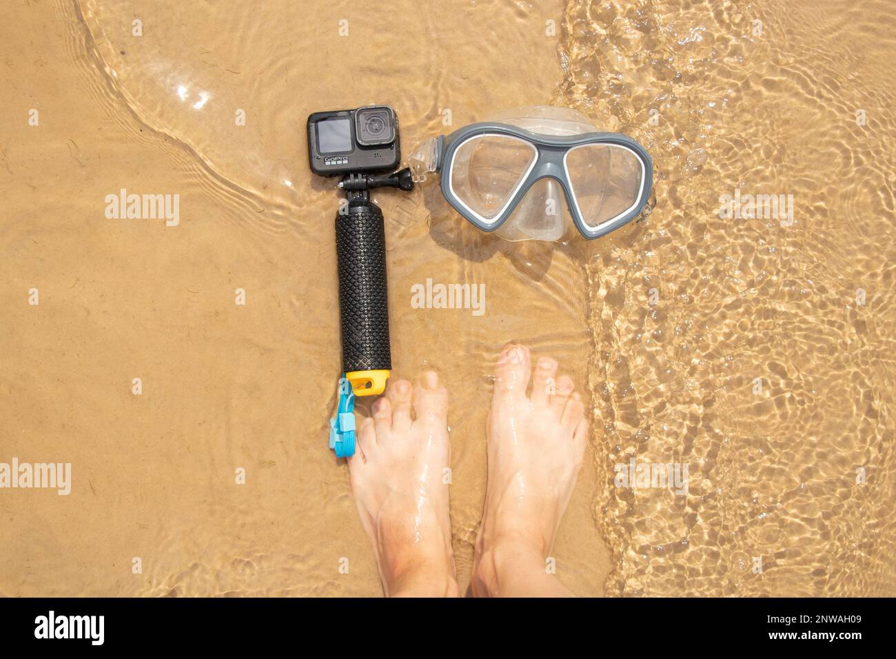 Ukraine Dnipro 05.08.2021 appareil photo et masque GoPro HERO 9 pour la plongée sur la plage