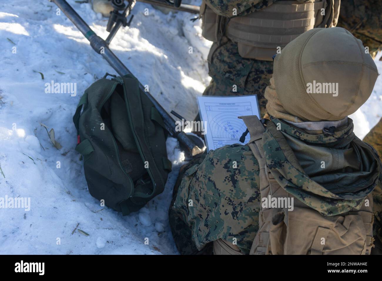 ÉTATS-UNIS Marines avec 3D Bataillon, 12th Marines rédigent une carte de portée pour une mitrailleuse M2A1 pendant le programme d'entraînement à la réinstallation de l'Artillerie 22,4 dans la zone de manœuvre de Yusubetsu, Hokkaido, Japon, 28 janvier 2023. Les compétences développées à l'ARTP augmentent la compétence et la préparation de la seule unité d'artillerie déployée en permanence dans le corps des Marines, leur permettant de fournir des feux indirects de précision. Banque D'Images
