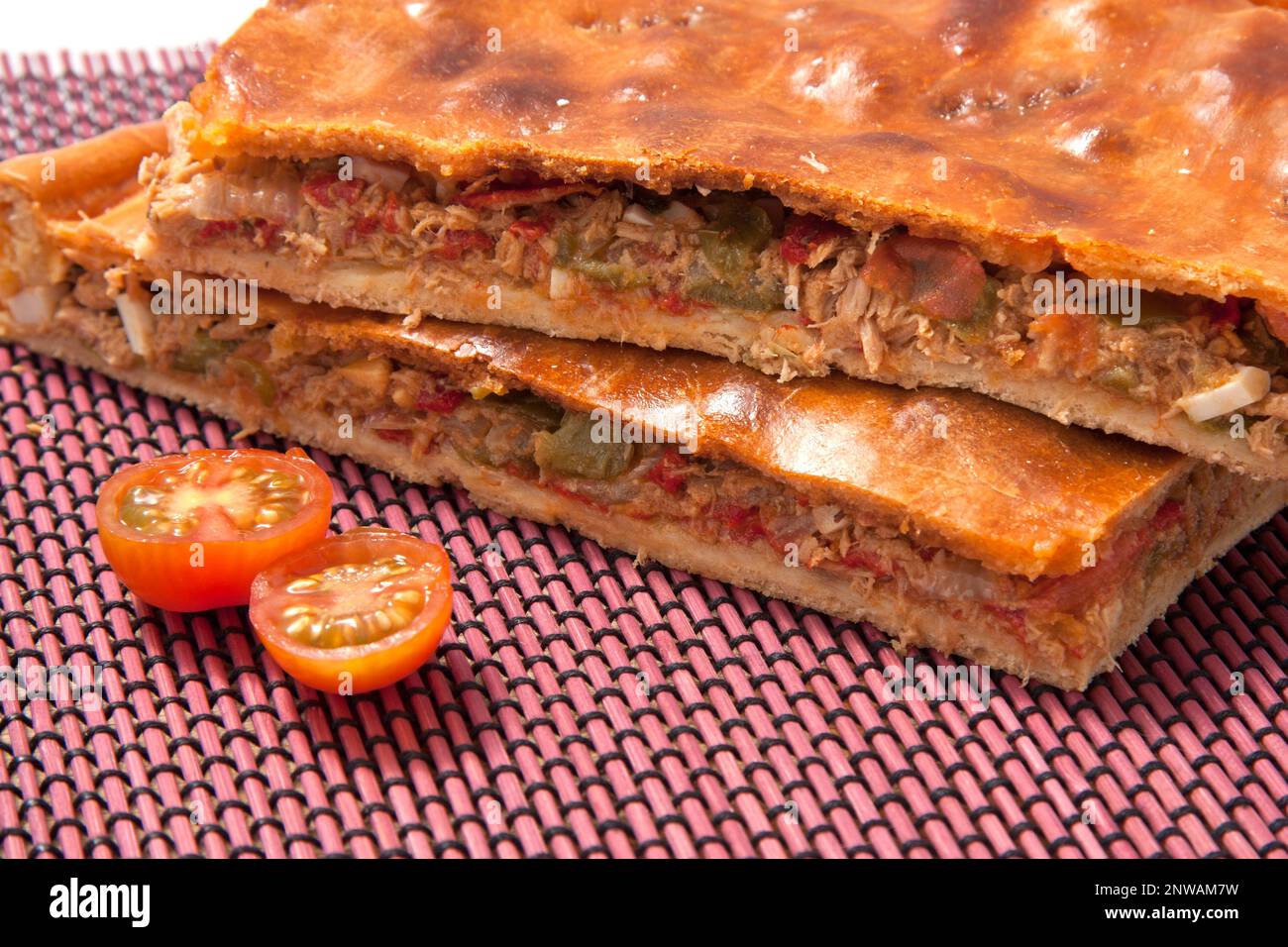 Empanada Gallega : gâteau traditionnel farcis au thon ou viande typique de Galice, Espagne Banque D'Images