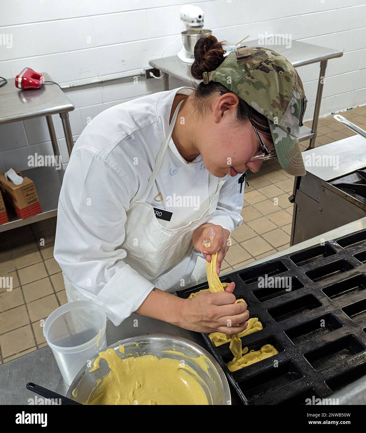 Le PFC Marlene Otero, membre de l'équipe artistique culinaire de fort Drum, pratique un dessert plaqué en préparation pour la catégorie Chef pâtissier professionnel de l'année lors de l'exercice de formation culinaire conjoint en mars à fort Lee, en Virginie. Banque D'Images