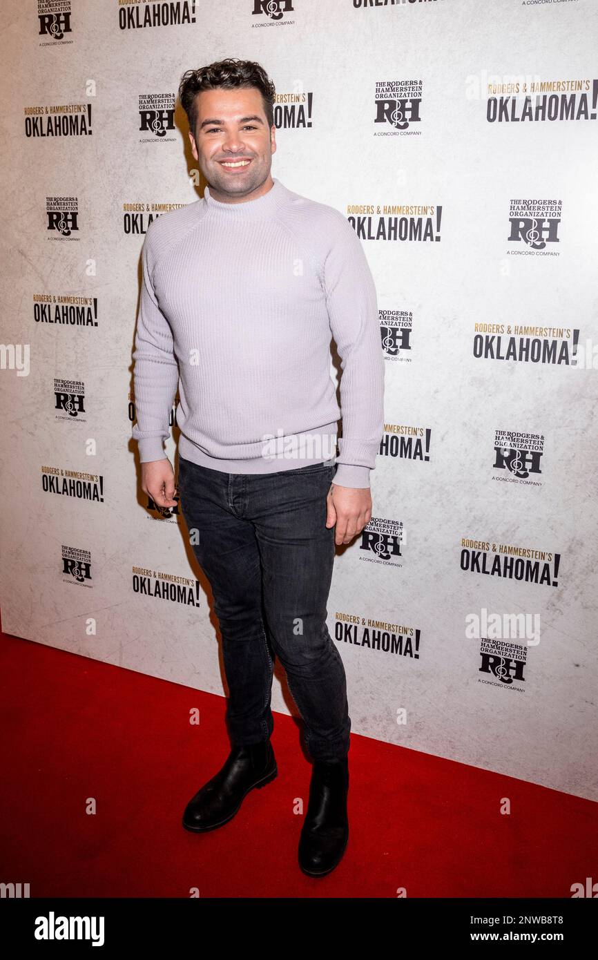 Londres, Royaume-Uni. 28 février 2023. Joe McElderry arrive pour la nuit d'ouverture de l'Oklahoma de Rodgers & Hammerstein ! Au Wyndham Theatre. Credit: Stephen Chung / Alamy Live News Banque D'Images