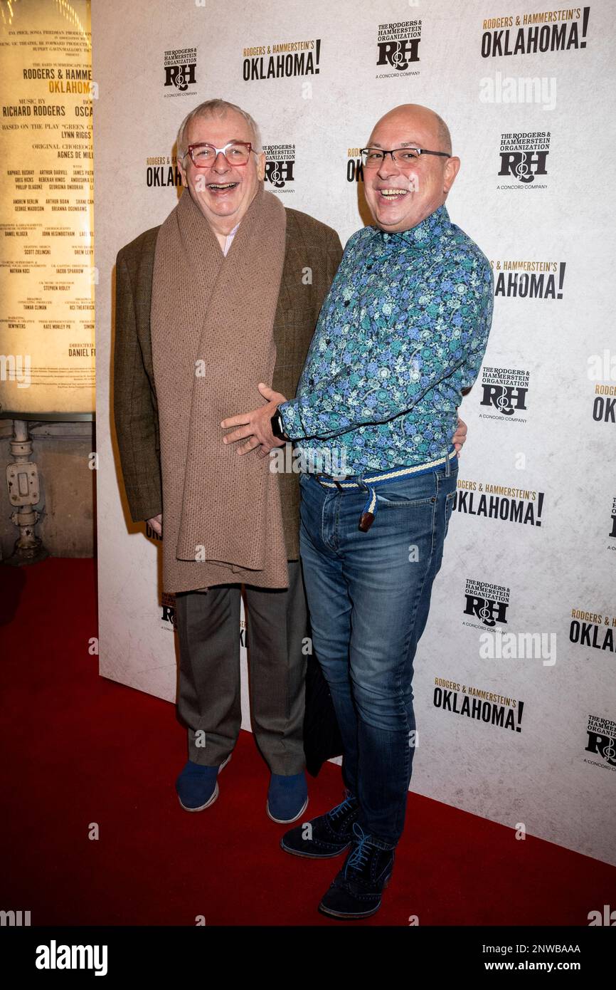 Londres, Royaume-Uni. 28 février 2023. (L) Christopher Biggins et Neil Sinclair, partenaire, arrivent pour la soirée d'ouverture de l'Oklahoma de Rodgers & Hammerstein! Au Wyndham Theatre. Credit: Stephen Chung / Alamy Live News Banque D'Images