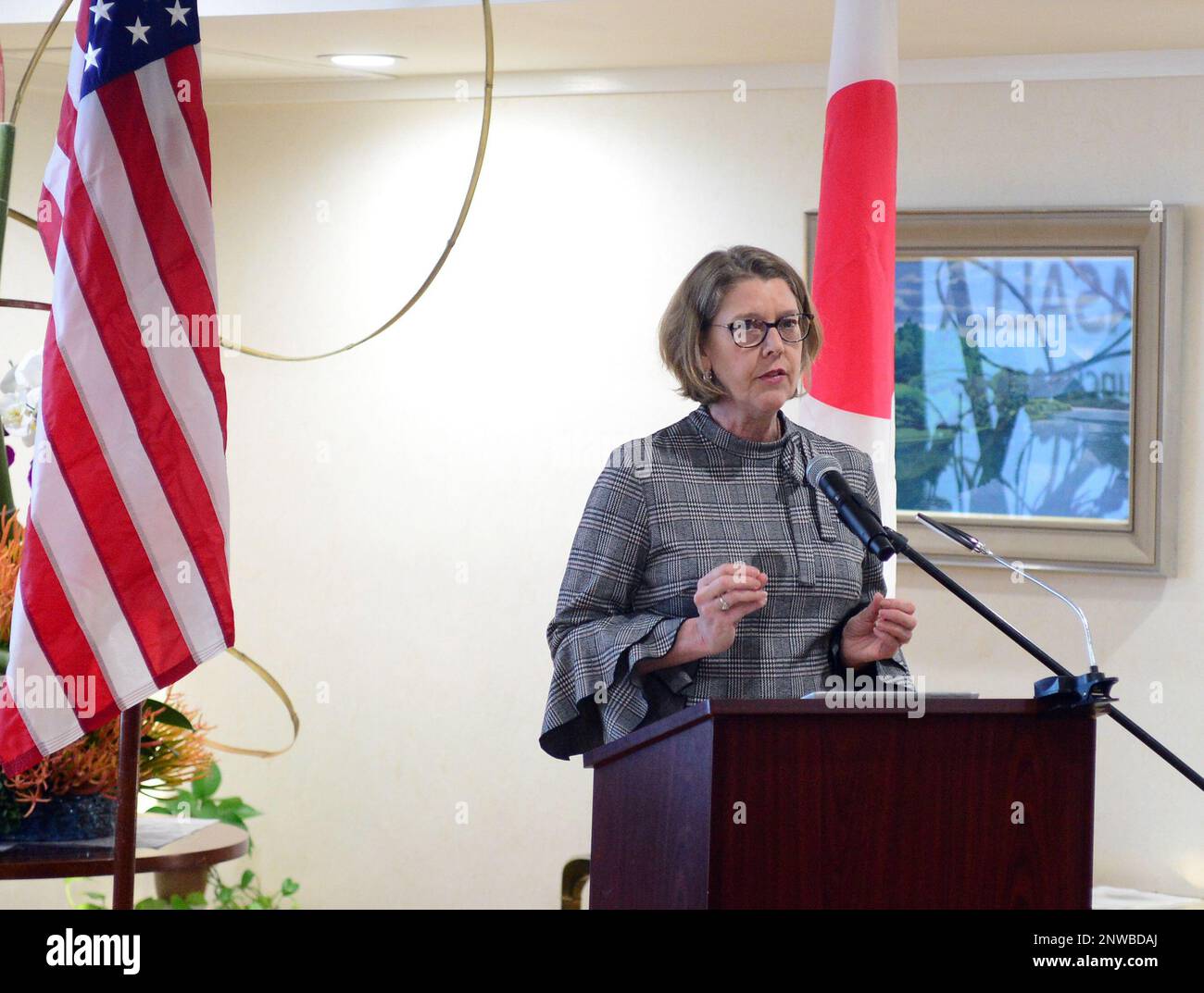 LOS ANGELES (17 janvier 2023) -- Suzanne Basalla, présidente et chef de la direction du Conseil États-Unis-Japon, prend la parole lors d'une réception commémorant le partenariat entre les États-Unis et le Japon lors de l'opération Tomodachi, à la résidence du consul général du Japon, le 17 janvier. L'opération Tomodachi était une opération américaine Opération d'assistance humanitaire des Forces armées impliquant 24 navires, 140 avions et plus de 15 000 marins et marins, soutenant le Japon dans les secours en cas de catastrophe suite au séisme et au tsunami de Tohoku en 2011. Banque D'Images