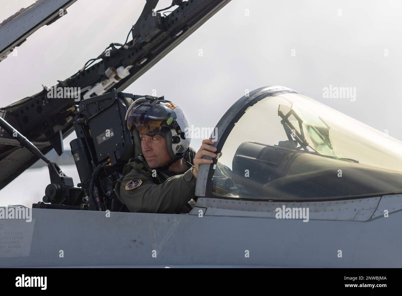 ÉTATS-UNIS Le colonel Dustin Byrum, commandant du Marine Aircraft Group (MAG) 31, se prépare à démonter un avion F/A-18C Hornet à la base aérienne d'Andersen, à Guam, le 2 février 2023. Le colonel Dustin Byrum, commandant du MAG 31, a visité l'escadron d'attaque de chasseurs maritimes (EMMV) 312 à Guam pour participer aux opérations de vol et apporter son soutien au cours du Programme de relocalisation de l'entraînement à l'aviation. Banque D'Images