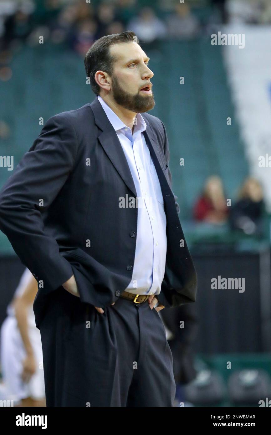 CLEVELAND, OH - NOVEMBER 18: Samford Bulldogs head coach Scott Padgett on the sideline during the first half of the college basketball game between the Samford Bulldogs and Cleveland State Vikings on November 18, 2018, at the Wolstein Center in Cleveland, OH.(Photo by Frank Jansky/Icon Sportswire) (Icon Sportswire via AP Images) Banque D'Images