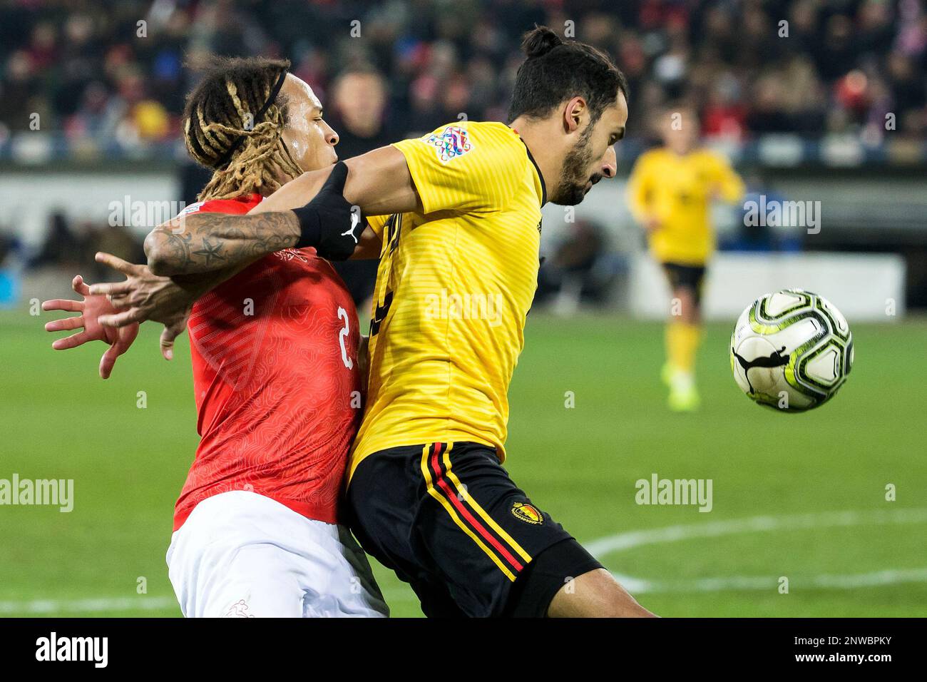 Switzerland's Kevin Mbabu, left, fights for the ball against Belgium's Nacer Chadli, right, during the UEFA Nations League soccer match between Switzerland and Belgium at the swissporarena stadium in Lucerne, Switzerland, on Sunday, Nov. 18, 2018. (Alexandra Wey/Keystone via AP) Banque D'Images
