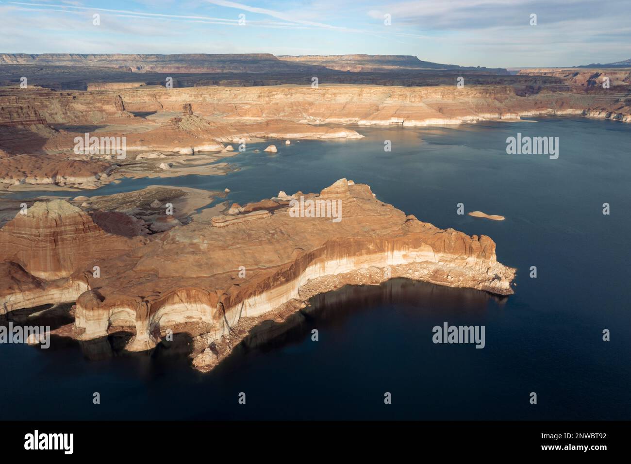 Les niveaux d'eau du lac Powell, deuxième plus grand réservoir des États-Unis, ont chuté à un niveau historique en raison de la sécheresse extrême dans le sud-ouest américain. Banque D'Images