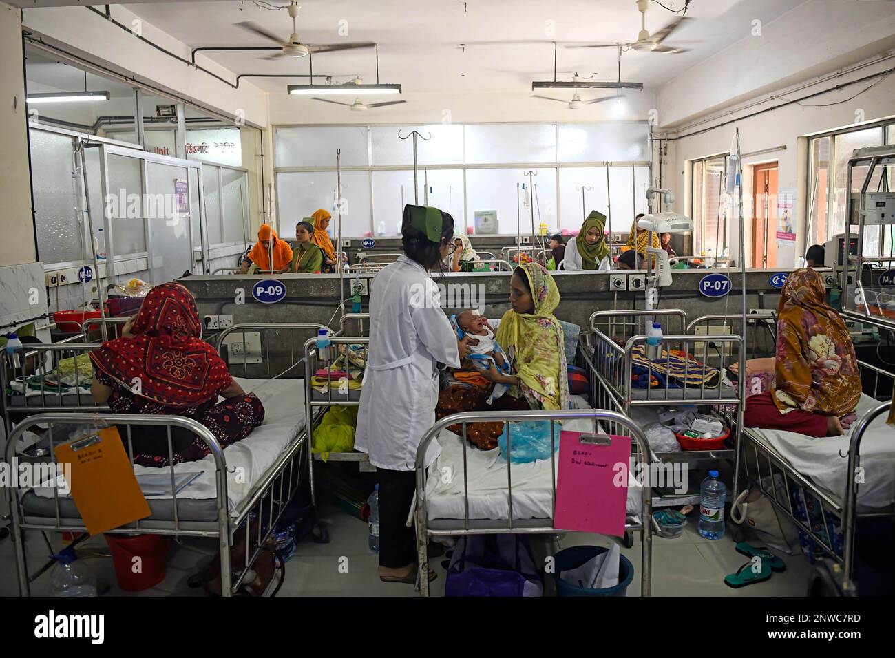 Une infirmière s'occupe d'un enfant malade souffrant d'une maladie respiratoire à l'hôpital de Dhaka Shishu. Le nombre de patients à l'hôpital pour enfants de la capitale augmente jour après jour, souffrant de diverses maladies, y compris des maladies respiratoires. Banque D'Images