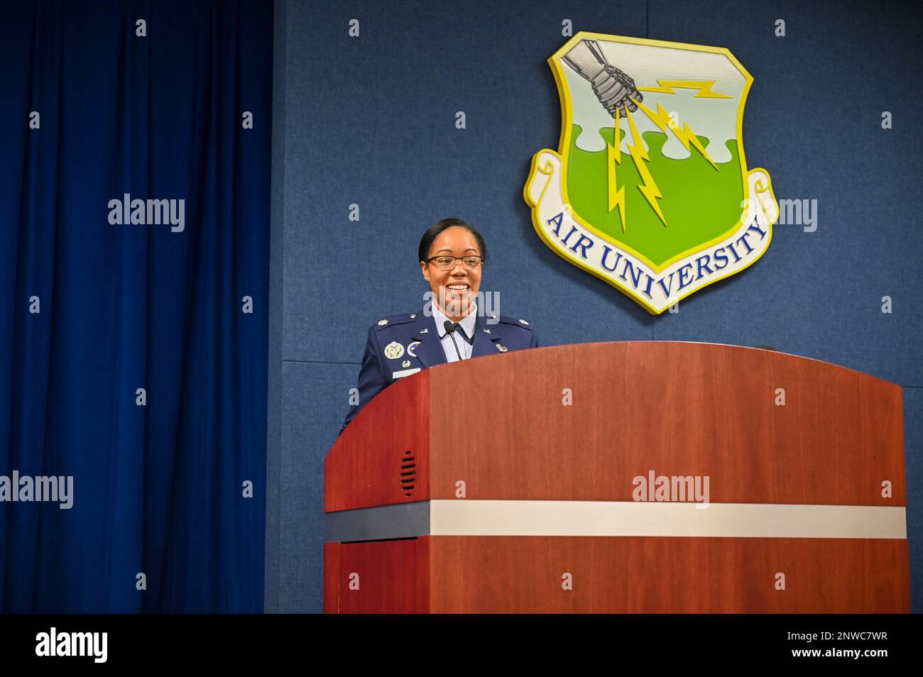 Le lieutenant-colonel Tyisha Owens, commandant entrant de l'escadron de soutien de la Force 908th, fait des remarques lors de sa cérémonie d'accession au commandement le 7 janvier à la base aérienne de Maxwell, en Alabama. La cérémonie, à laquelle ont assisté des amis et des membres de la famille, a également rassemblé des membres du service de son unité entrante et de ses missions précédentes. Banque D'Images