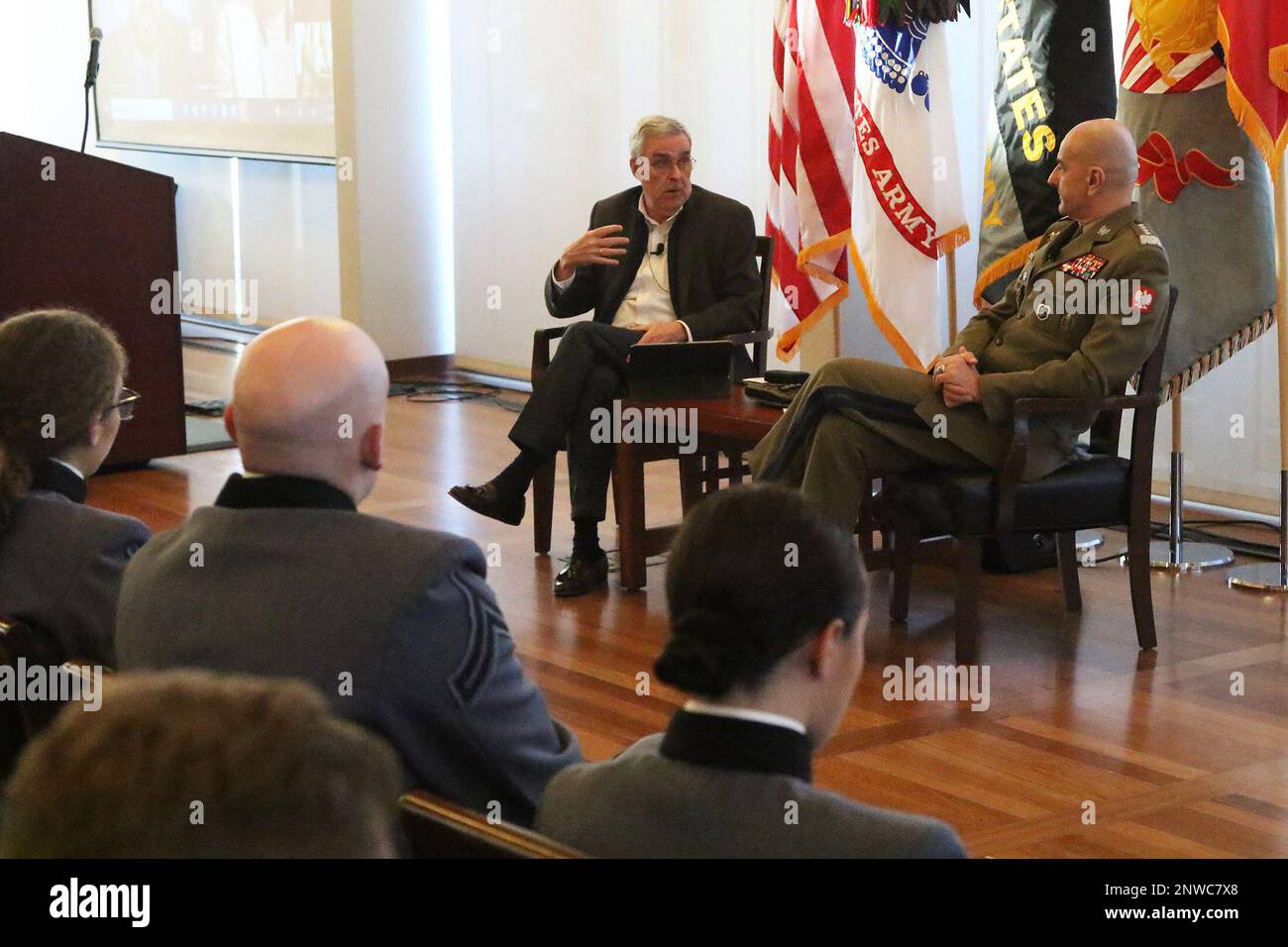 L'ambassadeur Douglas Lute, ancien ambassadeur des États-Unis auprès de l'OTAN, s'entretient avec le général Rajmund Andrzejczak, chef d'état-major général des Forces polonaises, lors de la table ronde « alliances de transition », tenue le 10 février à Jefferson Hall. Banque D'Images L'ambassadeur Douglas Lute, ancien ambassadeur des États-Unis auprès de l'OTAN, s'entretient avec le général Rajmund Andrzejczak, chef d'état-major général des Forces polonaises, lors de la table ronde « alliances de transition », tenue le 10 février à Jefferson Hall. Banque D'Images