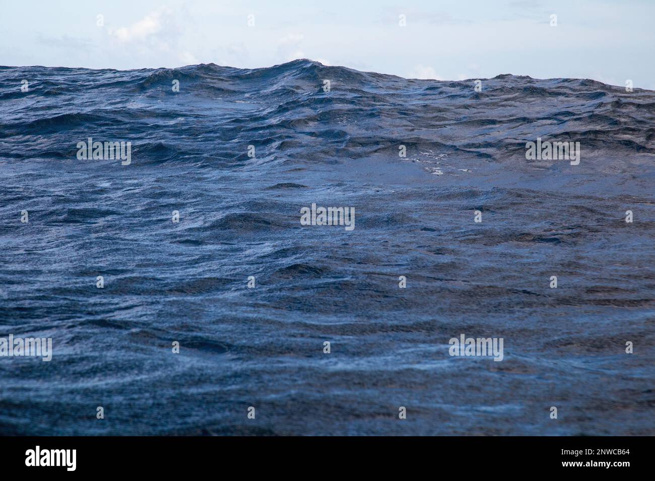 Gros plan d'eau de mer modérément rugueuse tiré d'un bateau pour une utilisation comme arrière-plan Banque D'Images