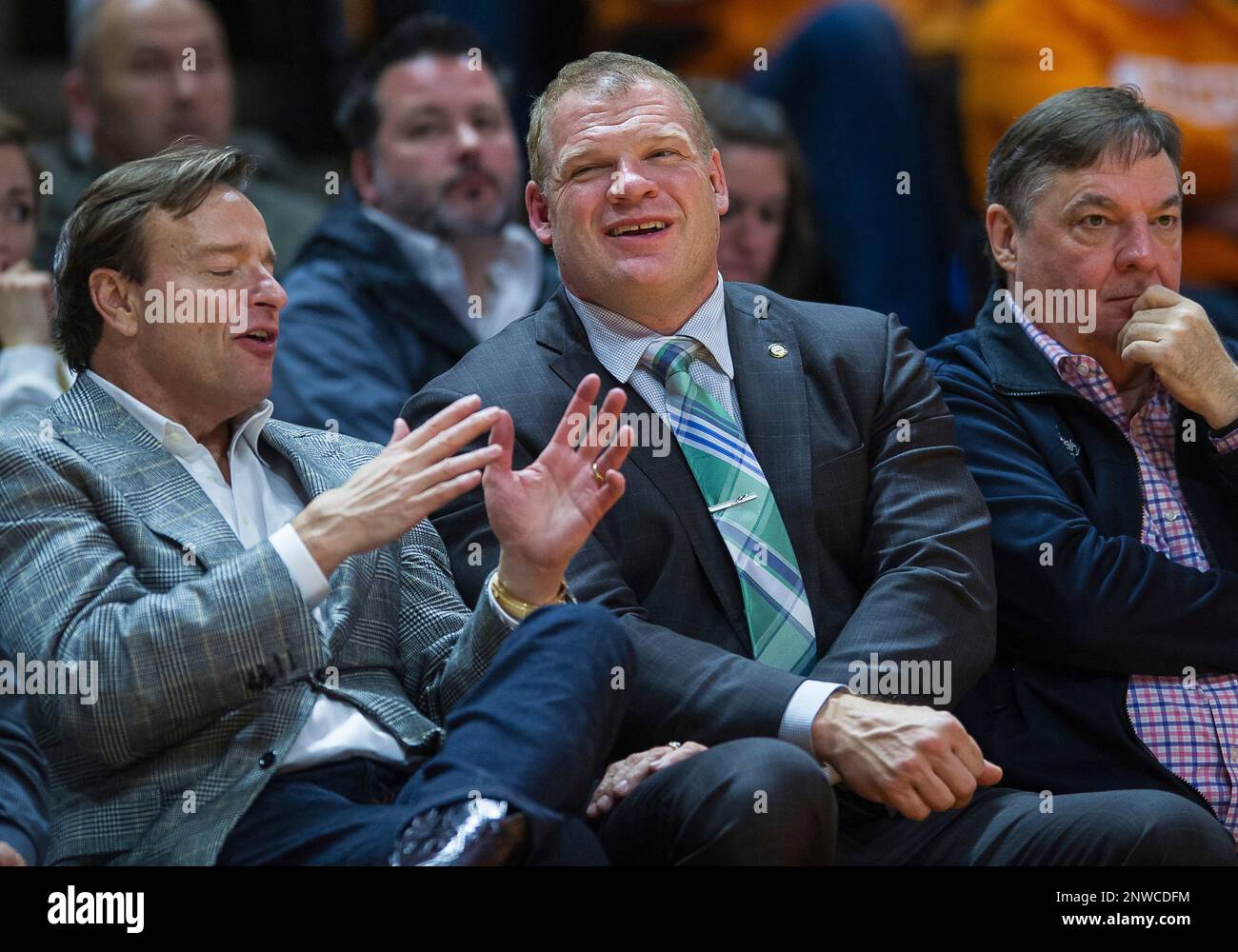 KNOXVILLE, TN - NOVEMBER 13: Knox County Mayor Glenn Jacobs center, aka WWE wrestler Kane, attends a college basketball game between the Tennessee Volunteers and Georgia Tech Yellow Jackets on November 13, 2018, at Thompson-Boling Arena in Knoxville, TN. (Photo by Bryan Lynn/Icon Sportswire) (Icon Sportswire via AP Images) Banque D'Images