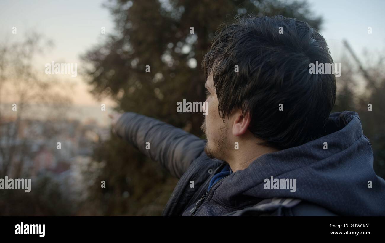 Handsome Young Man Video appels et partage des environnements avec d'autres, POV Shot Banque D'Images