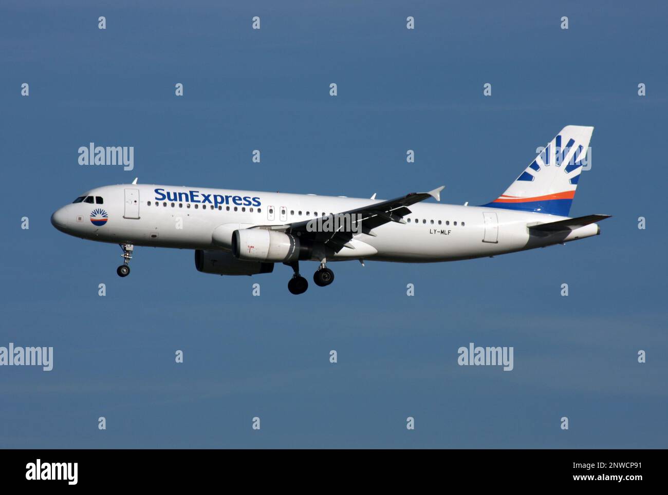 Un Airbus A320 de SunExpress s'approche de l'aéroport de Londres Gatwick. Avion loué à Avion Express Banque D'Images