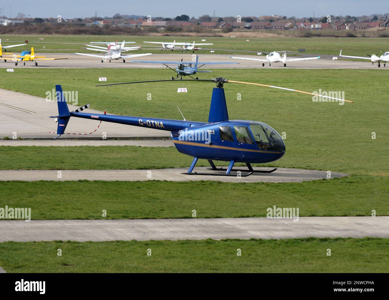 Un hélicoptère Robinson R44 Raven II à l'aéroport de Brighton City Shoreham Sussex en Angleterre Banque D'Images