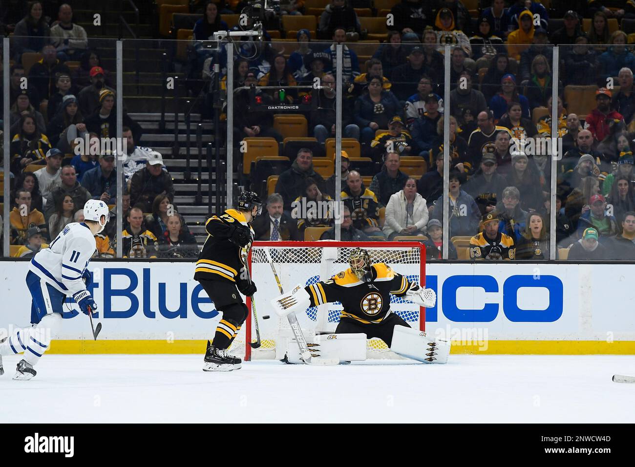 November 10, 2018: Boston Bruins goaltender Jaroslav Halak (41) makes a save during the NHL game between the Toronto Maple Leafs and the Boston Bruins held at TD Garden, in Boston, Mass. Boston defeats Toronto 5-1. Eric Canha/CSM(Credit Image: © Eric Canha/CSM via ZUMA Wire) (Cal Sport Media via AP Images) Banque D'Images