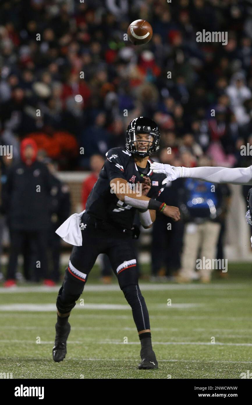 CINCINNATI, OH - NOVEMBER 10: Cincinnati Bearcats quarterback Desmond Ridder (9) passes the ball during the game against the South Florida Bulls and the Cincinnati Bearcats on November 10th 2018, at Nippert Stadium in Cincinnati, OH. (Photo by Ian Johnson/Icon Sportswire) (Icon Sportswire via AP Images) Banque D'Images