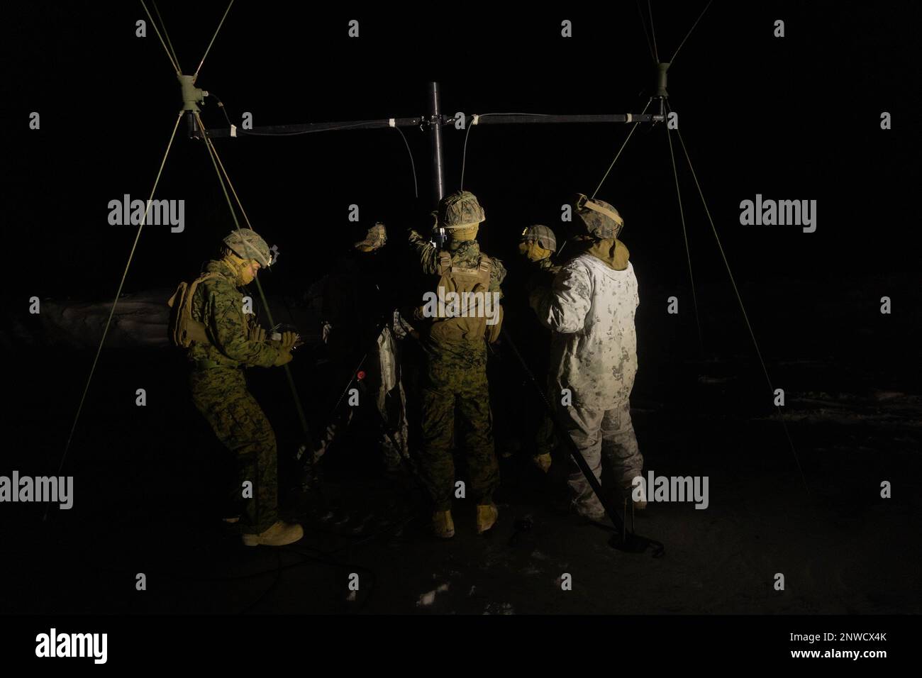 ÉTATS-UNIS Marines avec 3D Bataillon, 12th Marines démonte un mât d'antenne tout en déplaçant un site de retransmission pendant le Programme d'entraînement à la réinstallation de l'Artillerie 22,4 dans la zone de manœuvre de Yausubetsu, Hokkaido (Japon), 2 février 2023. Les compétences développées à l'ARTP augmentent la compétence et la préparation de la seule unité d'artillerie déployée en permanence dans le corps des Marines, leur permettant de fournir des feux indirects de précision. Banque D'Images