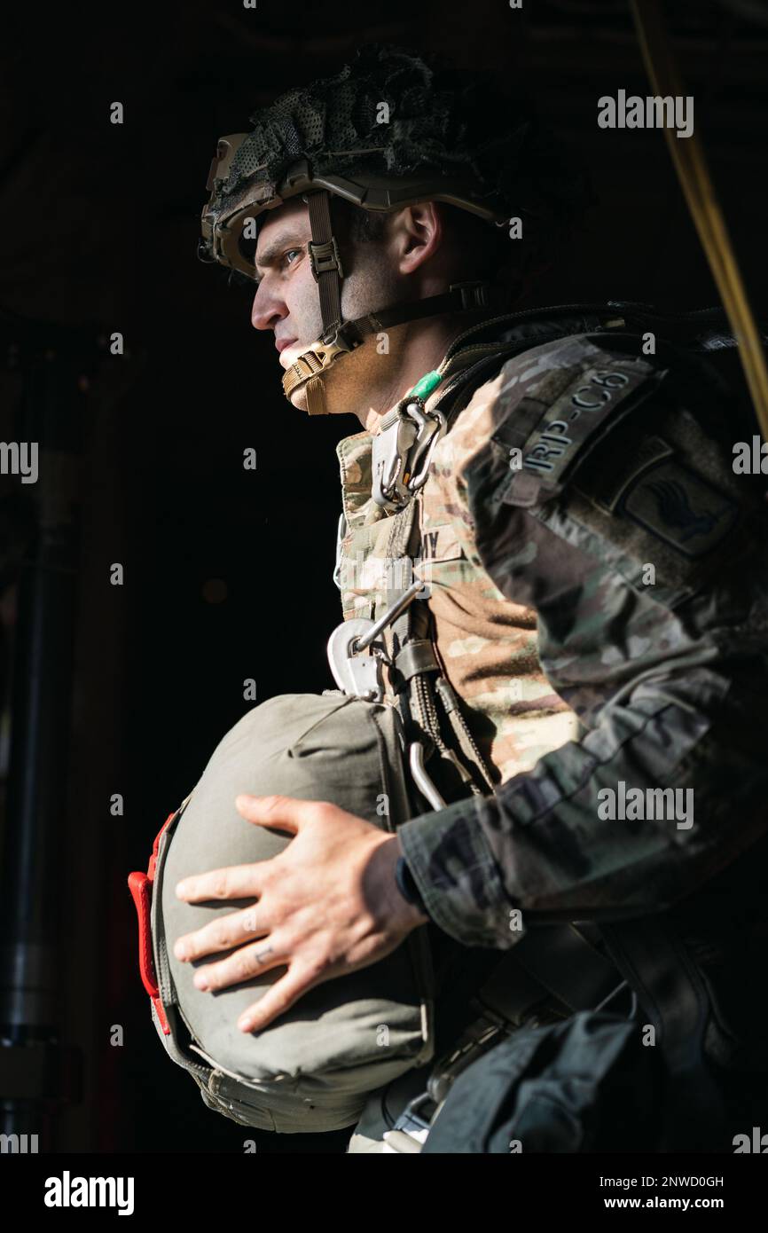 A ÉTATS-UNIS Le parachutiste de l'armée affecté au bataillon de soutien de la brigade 173rd, 173rd Airborne Brigade se prépare à sortir d'un avion C-130 Hercules lors d'une opération aérienne dans la zone de chute de Juliet, Pordenone, Italie, le 26 janvier 2023. La Brigade aéroportée de 173rd est la U.S. La Force de réaction en cas d'urgence de l'armée en Europe, fournissant des forces rapidement déployables aux États-Unis les domaines de responsabilité de l'Europe, de l'Afrique et du Commandement central. Déployée en Italie et en Allemagne, la brigade s'entraîne régulièrement aux côtés des alliés et partenaires de l'OTAN pour établir des partenariats et renforcer l'alliance. Banque D'Images