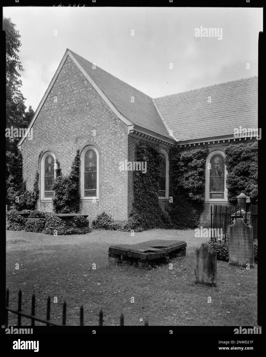 Église Blandford, Petersbourg, comté de Dinwiddie, Virginie. Carnegie Etude de l'architecture du Sud. Etats-Unis Virginia Dinwiddie Comté de Petersbourg, tombes et monuments sépulchral, vitraux, Gables, brickwork, églises. Banque D'Images