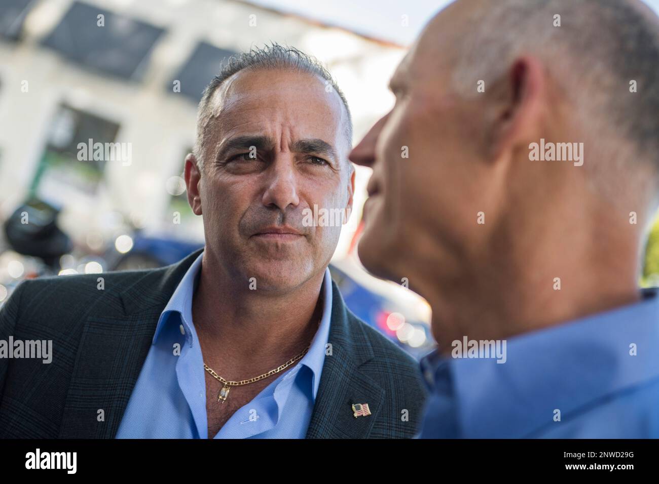 UNITED STATES - NOVEMBER 4: Andrew Pollack, left, whose daughter, Meadow, was killed in the Parkland school shooting, talks with Florida Gov. Rick Scott (R), who is running for the U.S. Senate, during a rally hosted by Bikers for Trump at the 27 Bar & Lounge in Fort Lauderdale on November 4, 2018. (Photo By Tom Williams/CQ Roll Call) (CQ Roll Call via AP Images) Banque D'Images