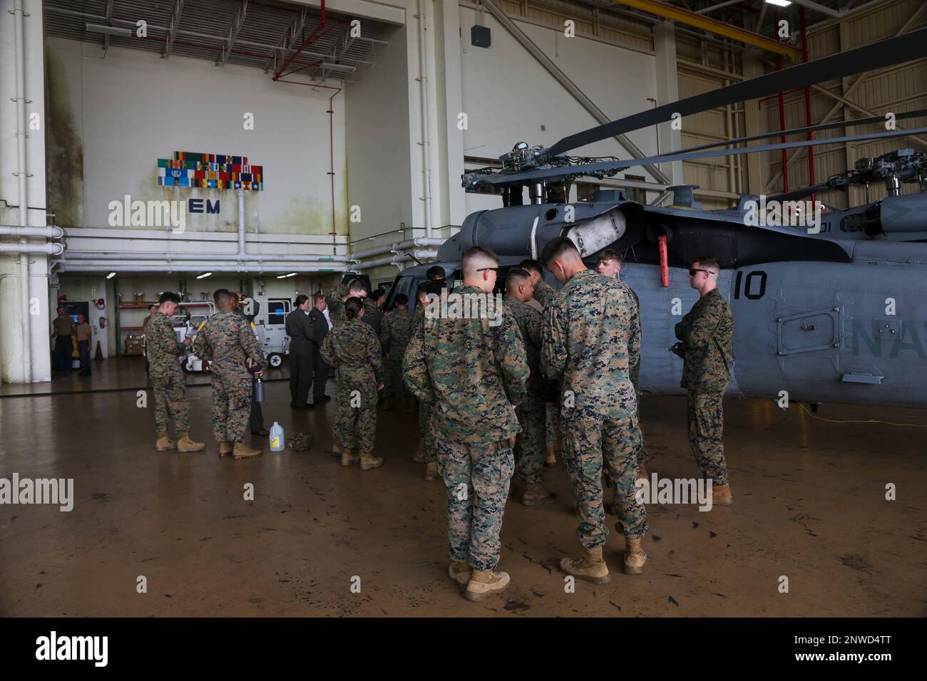 ÉTATS-UNIS Marines avec l'escadron de soutien de l'escadre Marine (SMSS) 171 tour un américain Navy MH-60 Seahawk à la base aérienne d'Anderson, Guam, le 6 février 2023. ÉTATS-UNIS Les marins de l'escadron 25 de combat de la mer par hélicoptère ont fait une 171 tournée de leur avion à Guam en vue de la préparation de COPE North 2023. Banque D'Images