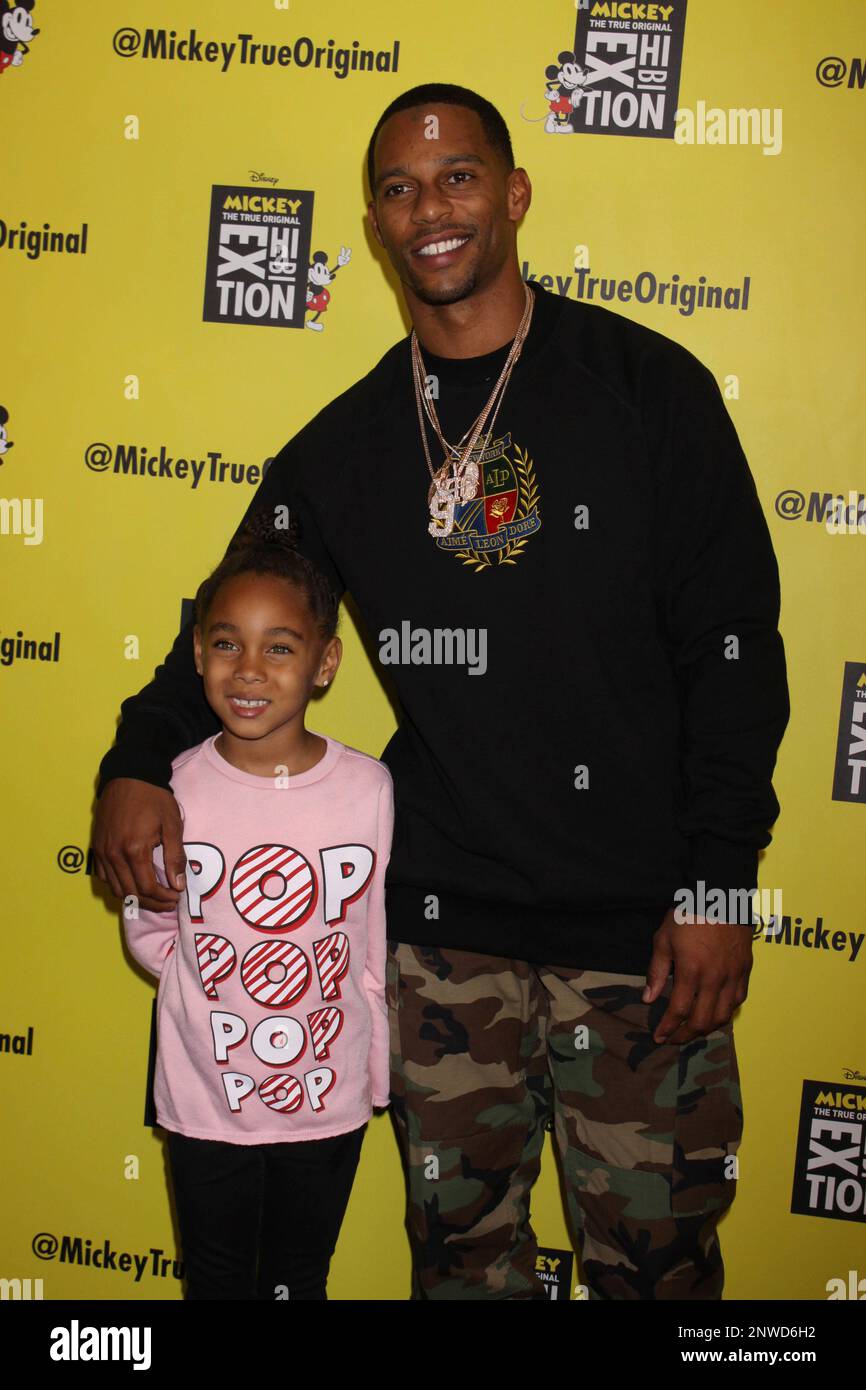 Photo by: Victor Malafronte/STAR MAX/IPx 2018 11/7/18 Victor Cruz and his daughter Kennedy at the grand opening of "Mickey: The True Original Exhibition" in New York City. Banque D'Images