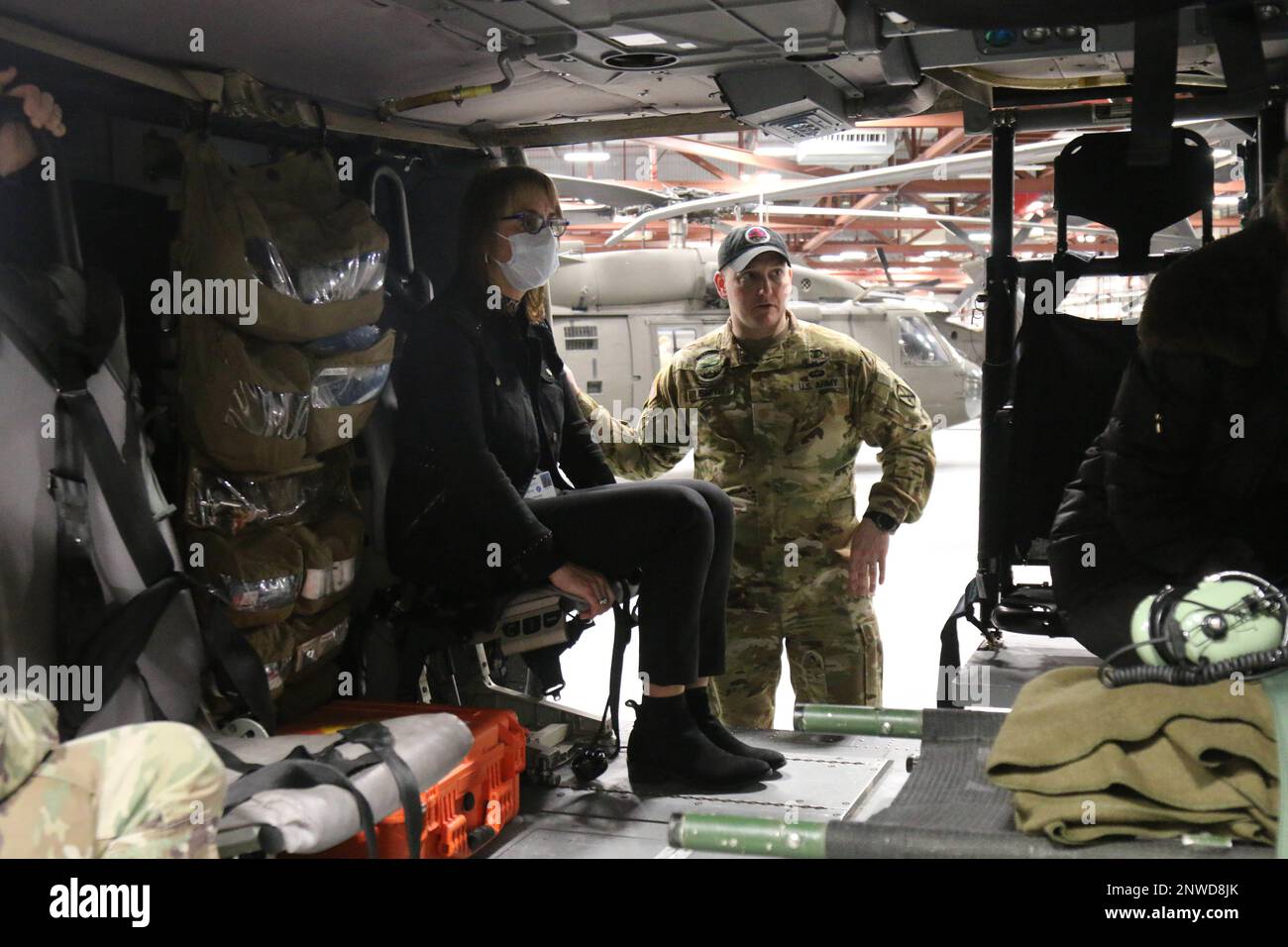 Le Maj Tyler Smith, commandant de la compagnie du C/3-10 General support Aviation Battalion, 10th combat Aviation Brigade, 10th Mountain Division, parle au Dr Meja Gray, directeur médical des services d'urgence du Samaritan Medical Center, le 26 janvier, à fort Drum, NY. Smith a pris le temps de répondre à toutes les questions et d'offrir ses connaissances sur l'hélicoptère. Banque D'Images