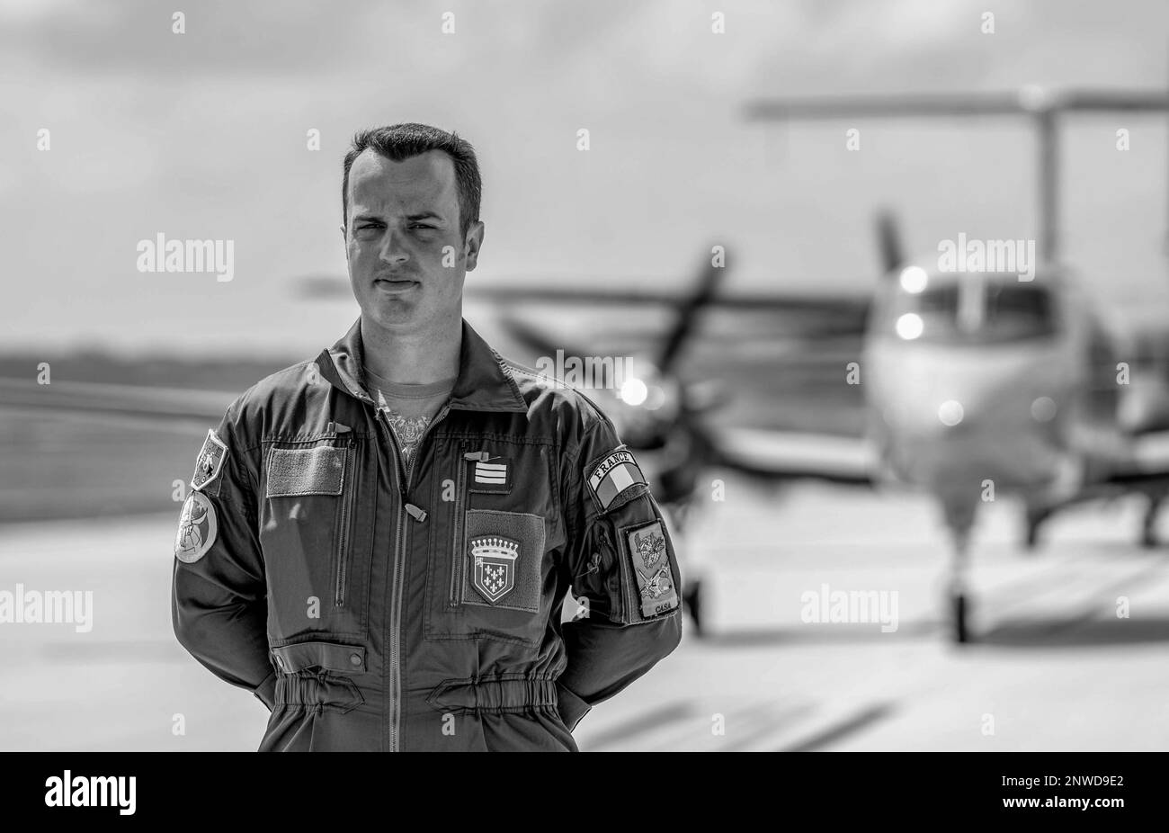 Le capitaine de la Force aérienne et spatiale française Florian Dupre, officier responsable du contingent français, se tient devant un C-12 Huron lors d'une promenade à dos d'éléphant pour le COPE North 2023 à la base aérienne d'Andersen, Guam, le 9 février 2023. Cope North est un exercice annuel de formation sur le terrain qui permet à chaque pays partenaire d'affiner ses compétences essentielles en matière de préparation tout en améliorant l'interopérabilité entre plusieurs zones de mission, notamment la supériorité aérienne, l'interdiction, la guerre électronique, le transport aérien tactique et les capacités de ravitaillement aérien. Banque D'Images