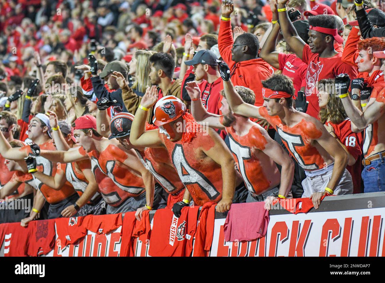 RALEIGH, NC - NOVEMBER 03: North Carolina State Wolfpack fans during the college football game between the Florida State Seminoles and the North Carolina Wolfpack on November 3, 2018, at Carter-Finley Stadium in Raleigh, NC. (Photo by Michael Berg/Icon Sportswire) (Icon Sportswire via AP Images) Banque D'Images