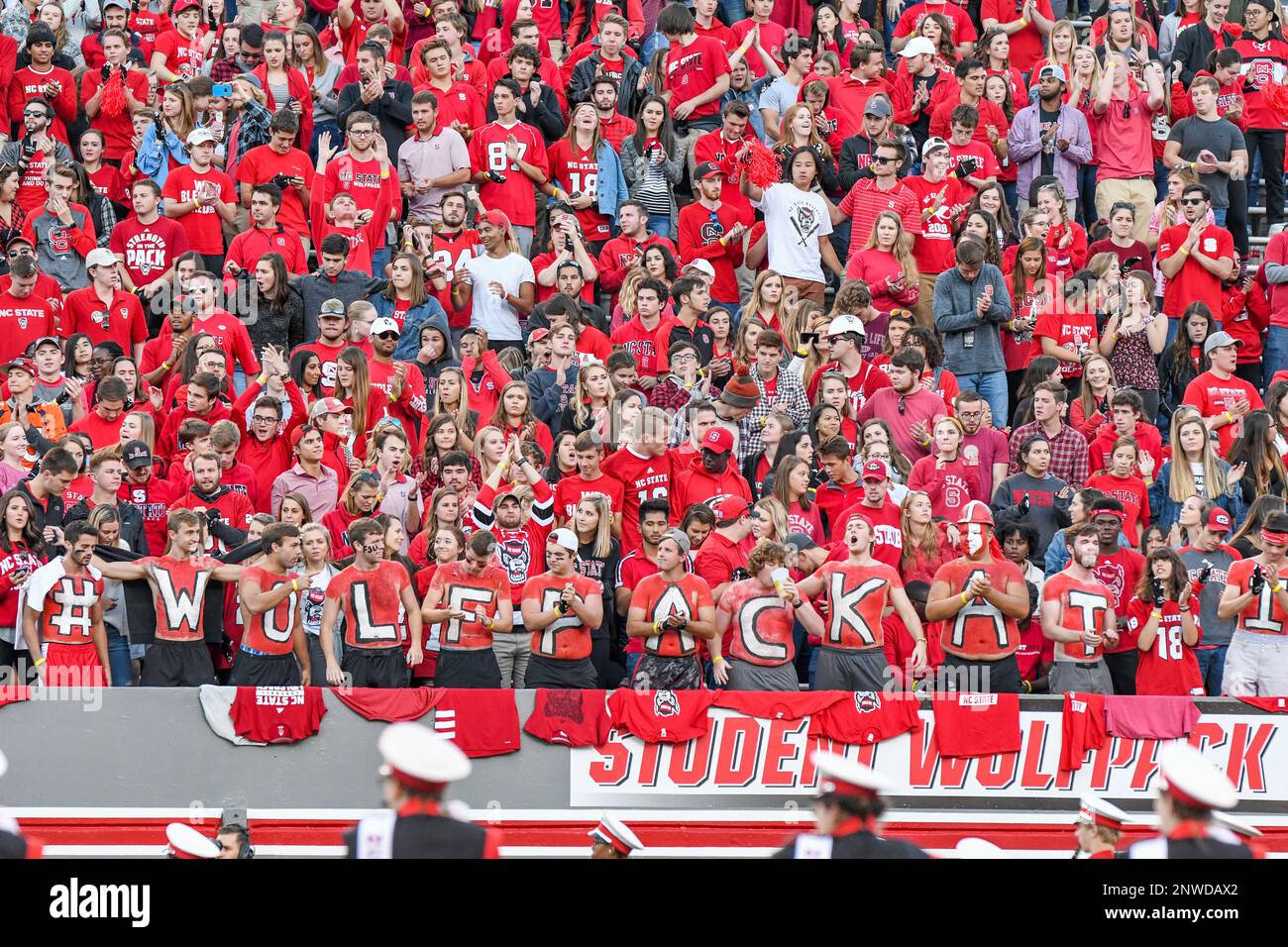 RALEIGH, NC - NOVEMBER 03: North Carolina State Wolfpack fans during the college football game between the Florida State Seminoles and the North Carolina Wolfpack on November 3, 2018, at Carter-Finley Stadium in Raleigh, NC. (Photo by Michael Berg/Icon Sportswire) (Icon Sportswire via AP Images) Banque D'Images