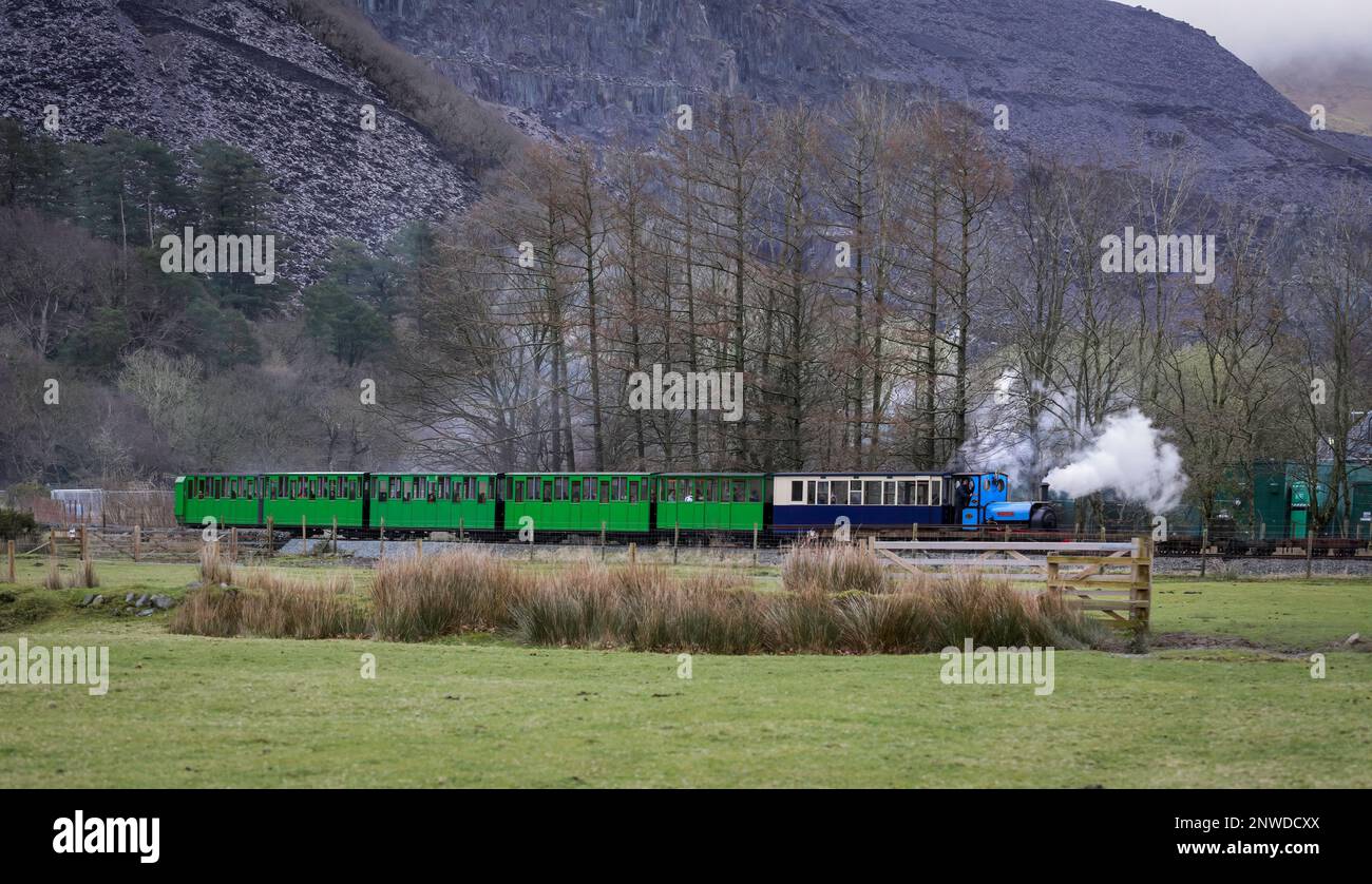 Editorial Snowdonia, pays de Galles du Nord - 24 février 2023: Le chemin de fer du lac Llanberis qui longe la rive nord de Llyn Padarn dans le nord du pays de Galles Banque D'Images