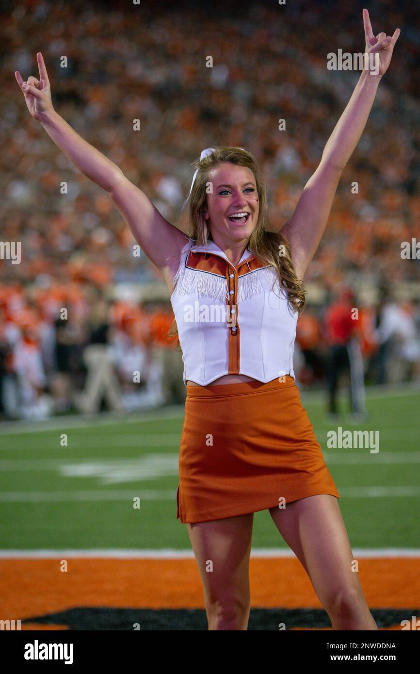 STILLWATER, OK - OCTOBER 27: Texas Longhorns cheerleader during the Big 12 conference football game against the Oklahoma State Cowboys on October 27, 2018 at Boone Pickens Stadium in Stillwater, Oklahoma. (Photo by William Purnell/Icon Sportswire) (Icon Sportswire via AP Images) Banque D'Images