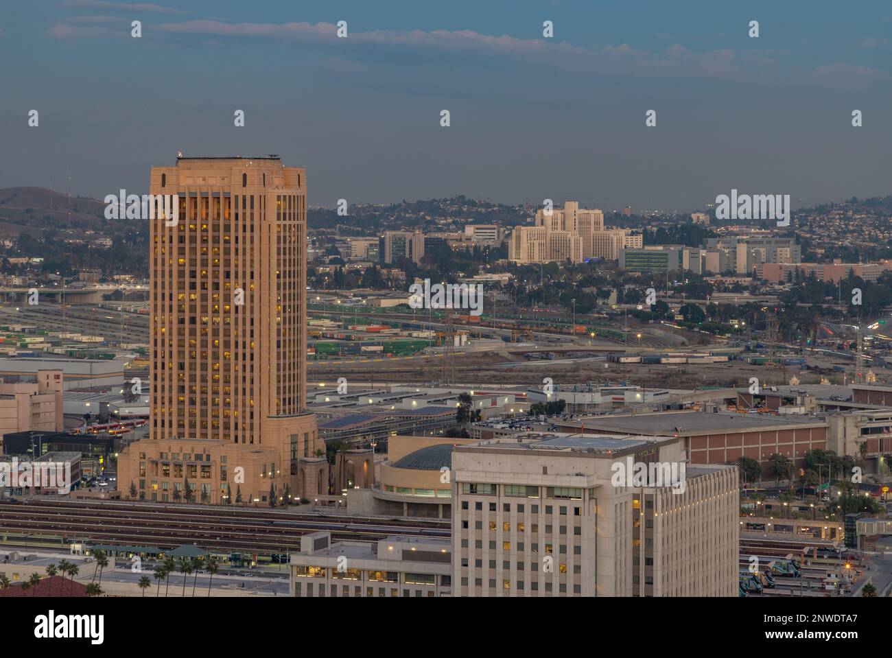 Une photo de la gare de Los Angeles Union Station au coucher du soleil, avec l'Université de Californie du Sud Health Sciences Campus en arrière-plan. Banque D'Images