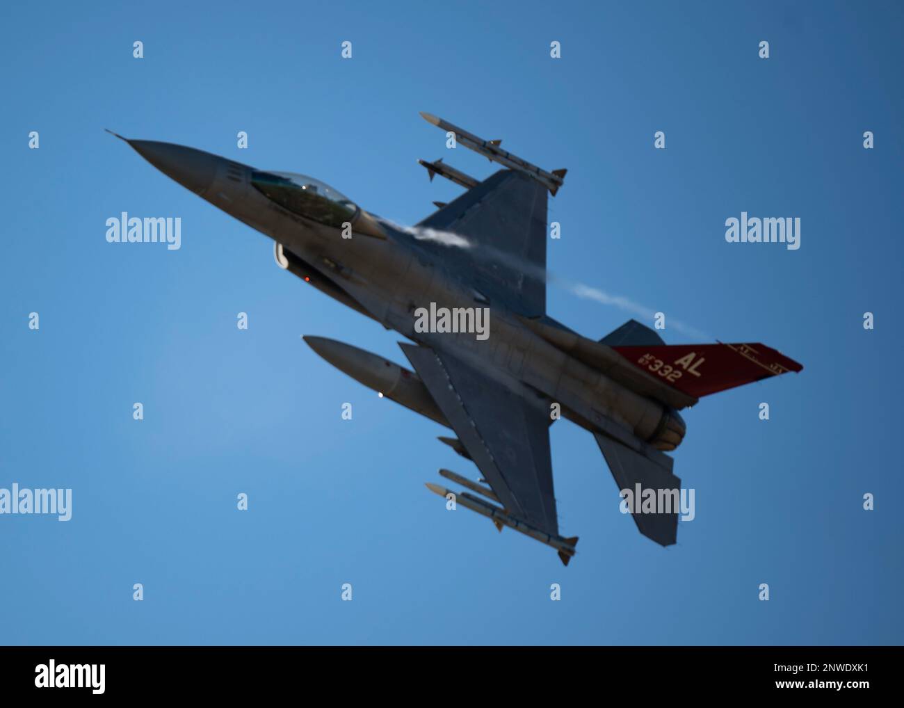 Un faucon de combat F-16 de la 187th Fighter Wing, Alabama Air National Guard, survole la base aérienne de Maxwell, en Alabama, le 4 février 2023. Le capitaine Daniel Nama, pilote du 377th Fighter Squadron, vole son dernier vol avec le 187th FW avant de quitter l'unité. Banque D'Images