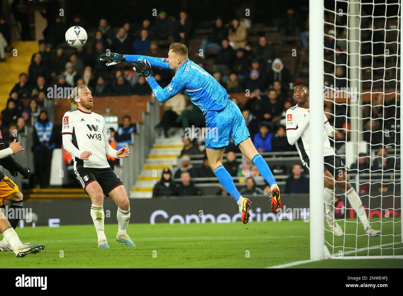 Craven Cottage, Fulham, Londres, Royaume-Uni. 28th févr. 2023. FA Cup football, Fulham contre Leeds United; le gardien de but Marek Rodak de Fulham épouse une croix loin du but. Crédit : action plus Sports/Alamy Live News Banque D'Images