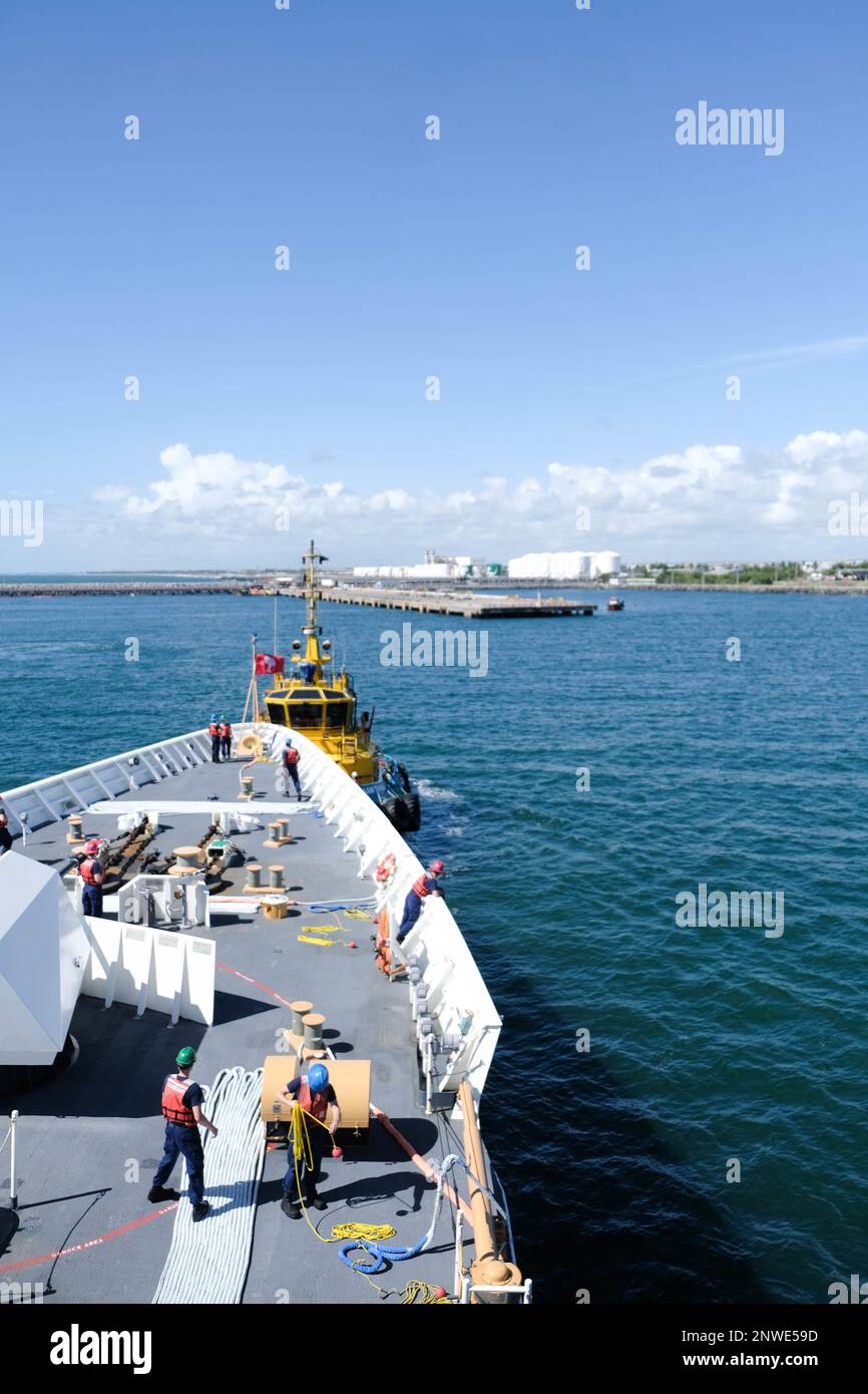 Les membres d'équipage affectés à la pierre de l'USCGC (LMSM 758) préparent des lignes d'amarrage à l'approche de la jetée de Suape, au Brésil, le 30 janvier 2023. Stone est en cours de déploiement de plusieurs missions dans l'océan Atlantique Sud pour contrer les activités maritimes illicites et renforcer les relations de souveraineté maritime dans l'ensemble de la région. Banque D'Images