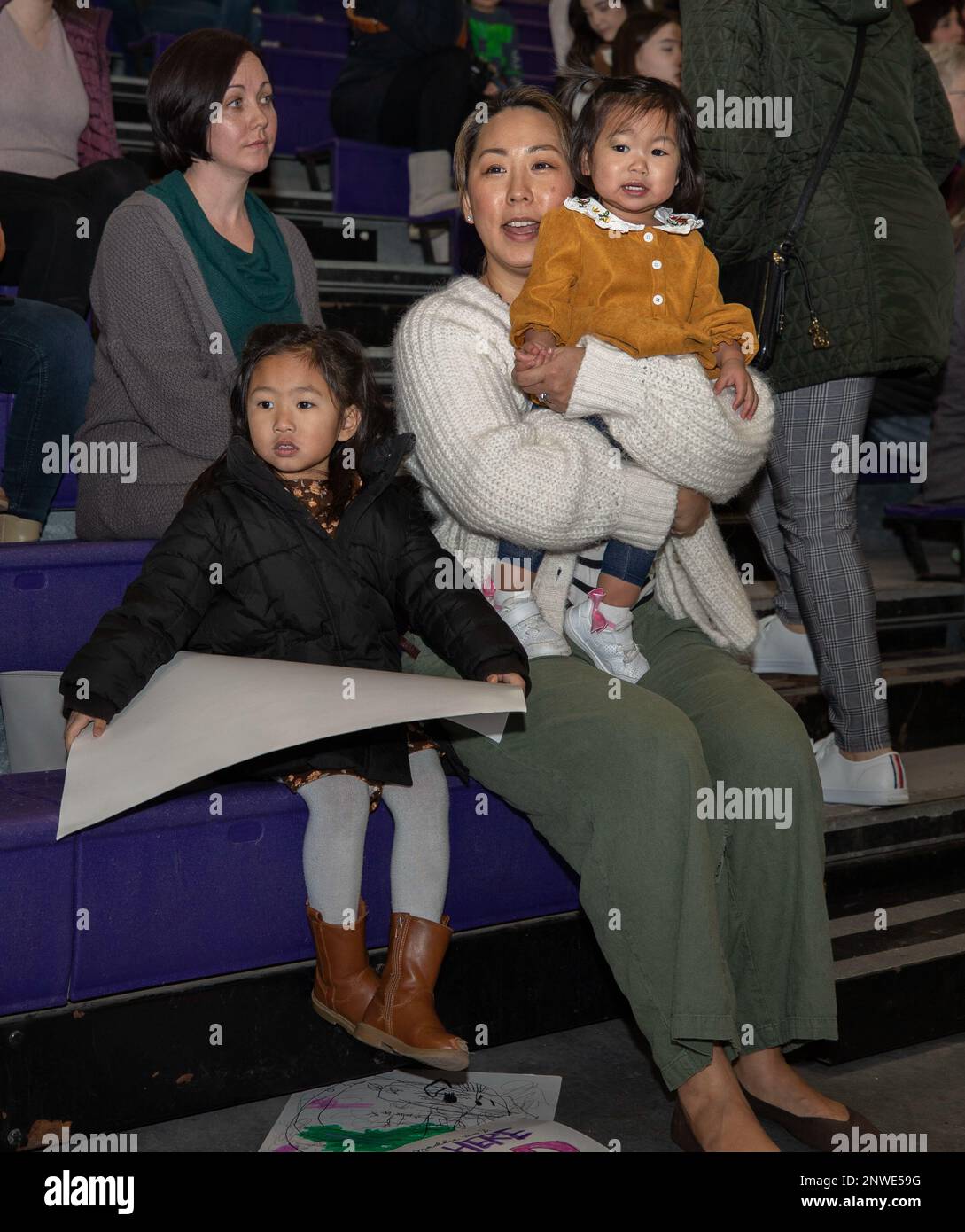 Les familles de la Division d’infanterie de 1st attendent le retour des soldats au centre de déploiement de fort Riley, fort Riley, Kansas, le 31 janvier 2023. 1st Inf. Div. Déployé pour décourager l'agression étrangère et renforcer l'interopérabilité avec leurs alliés et partenaires européens. Banque D'Images