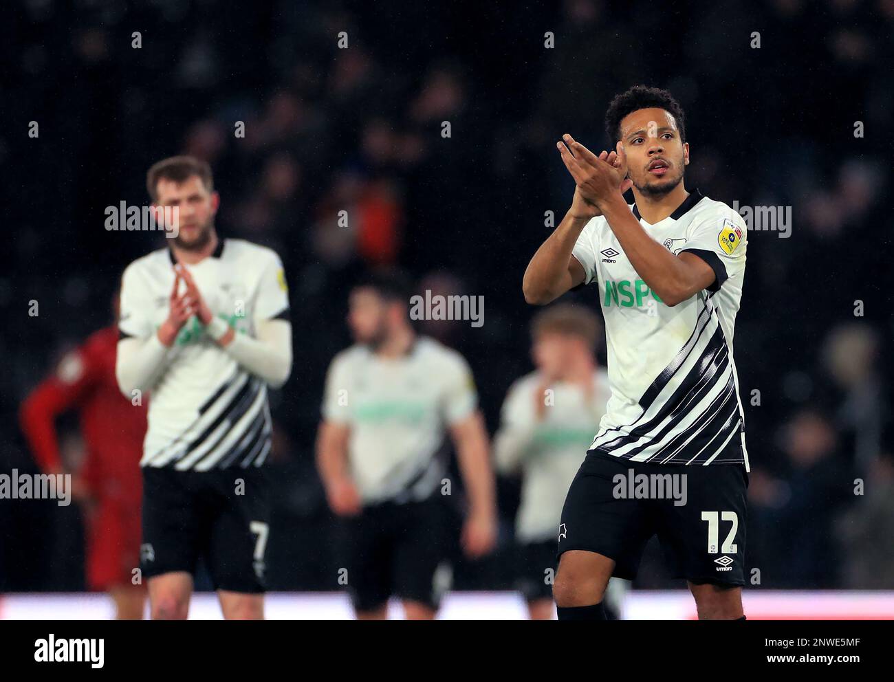 Korey Smith (à droite) du comté de Derby applaudit les fans après le match de la Sky Bet League One au stade Pride Park, Derby. Date de la photo: Mardi 28 février 2023. Banque D'Images