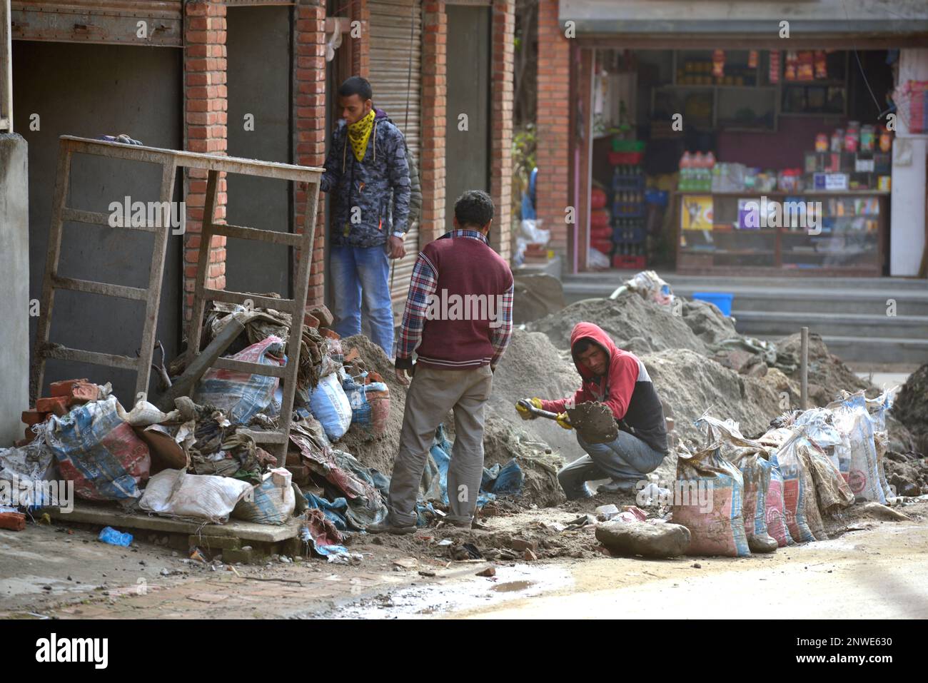 Des hommes népalais travaillent sur un chantier de construction pendant la reconstruction et la reprise après le tremblement de terre de 2015. Bhaktapur, Népal. Banque D'Images