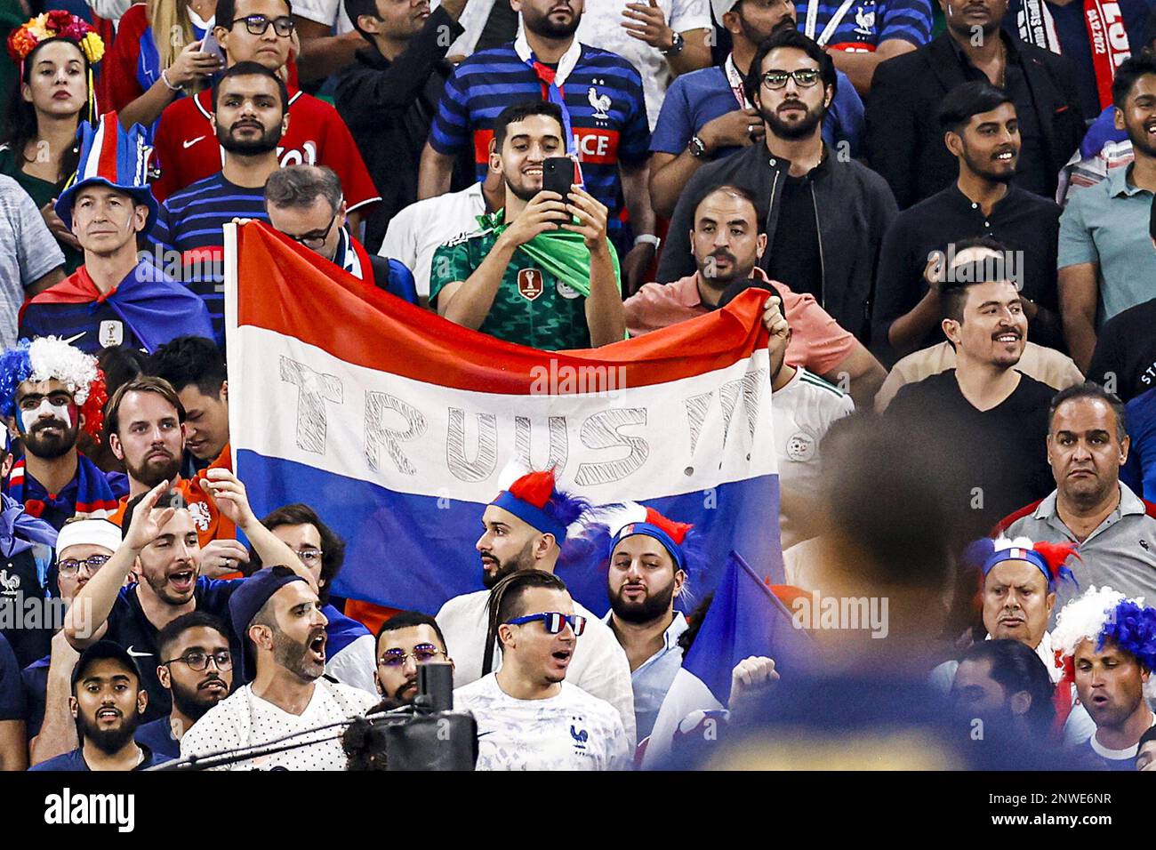 DOHA - (LR) drapeau néerlandais Truus lors de la coupe du monde de la FIFA Qatar 2022 ronde de 16 match entre la France et la Pologne au stade Al Thumama sur 4 décembre 2022 à Doha, Qatar. AP | hauteur néerlandaise | MAURICE DE PIERRE Banque D'Images