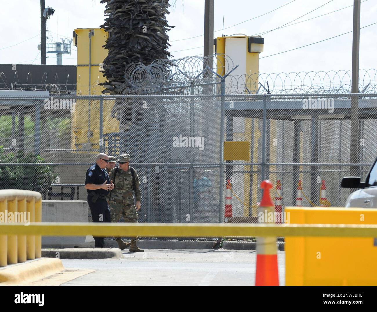 A U.S. Army Lt. General walks with a Customs and Border Protection officer toward the U.S.-Mexico Border on Monday, October 29, 2018, at the Gateway International Bridge. Approximately one dozen uniformed military members were observed at the bridge where CBP officers rehearsed crowd-control measures in protective equipment. (Jason Hoekema/The Brownsville Herald via AP) Banque D'Images
