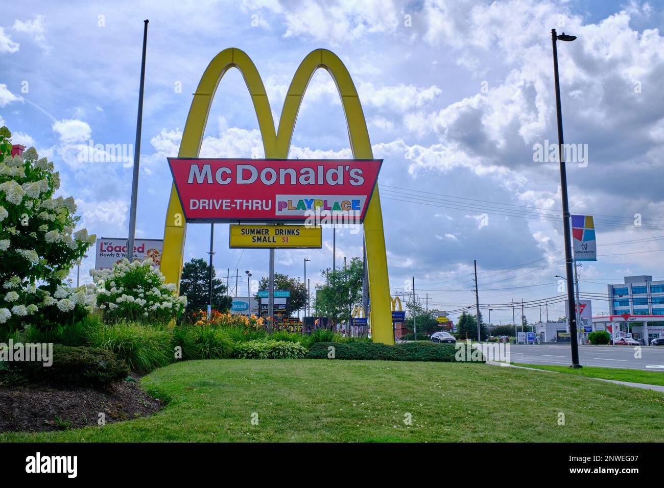 Ottawa, Ontario, Canada - 1 août 2022 : une grande enseigne d'arches d'or dans un McDonald's de Bells Corners annonçant un drive-in et un lieu de jeu. Banque D'Images