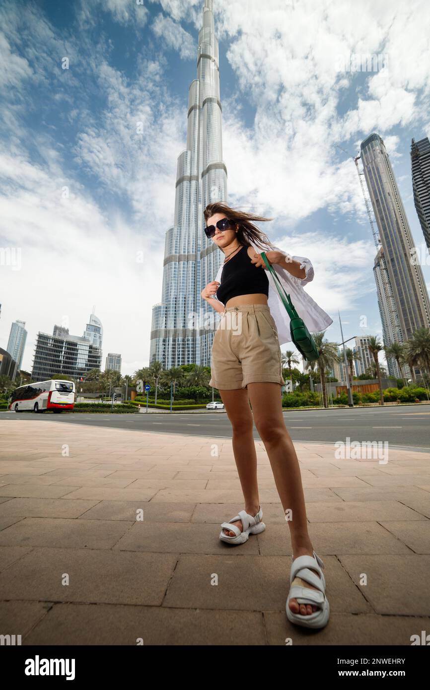 Centre-ville de Dubaï, Émirats arabes Unis. Un aperçu du style de vie  luxueux d'une femme décontractée bien habillée dans le centre-ville avec le  Burj Khalifa Photo Stock - Alamy