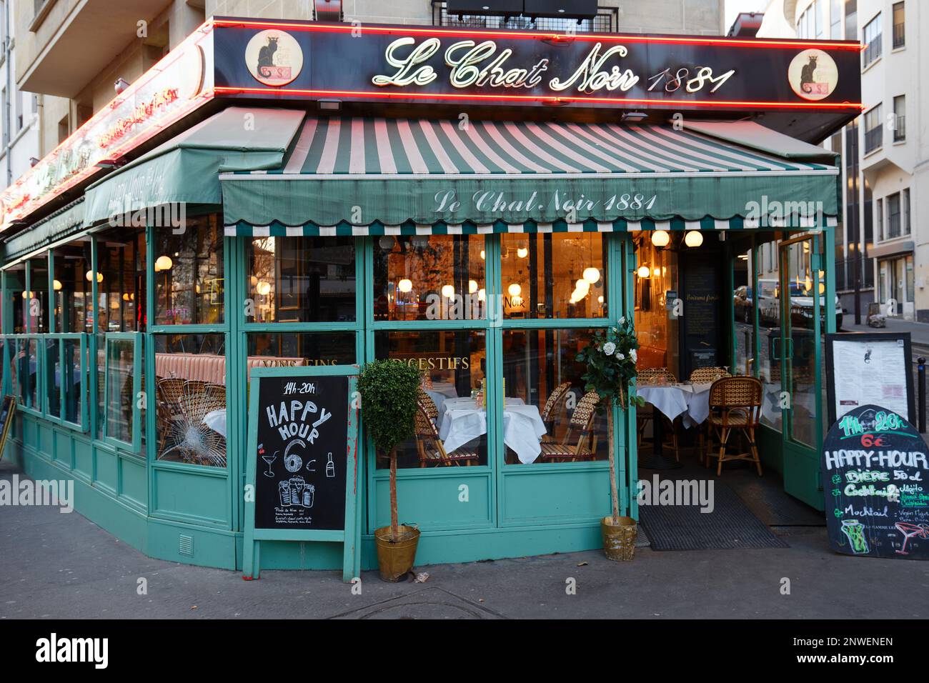 Paris, France - 27 février , 2023 : vue extérieure de la célèbre discothèque historique le Chat Noir située dans le quartier bohème de Montmartre à Pa Banque D'Images