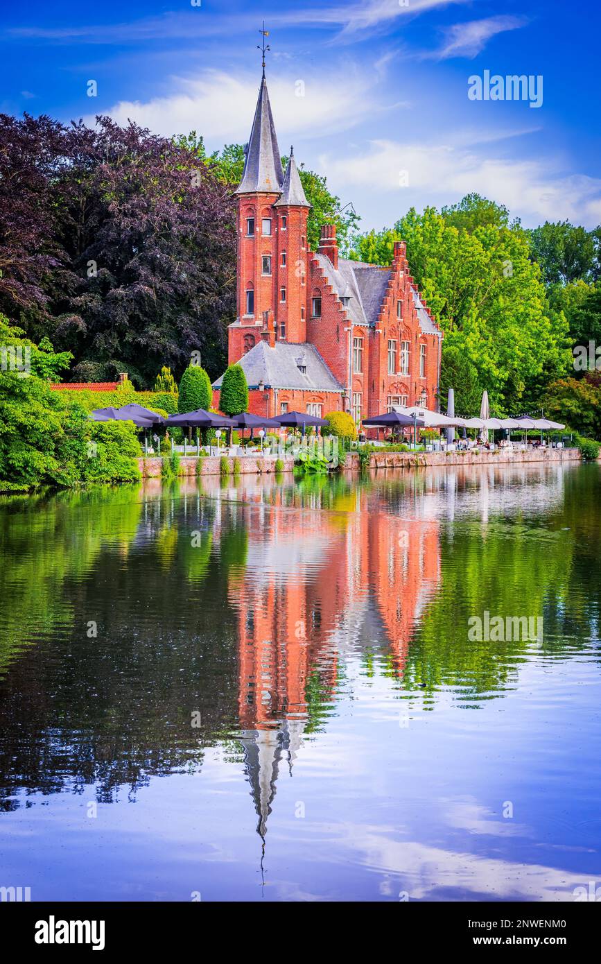 Bruges, Belgique. Minnewater est un lac paisible entouré d'une végétation luxuriante et de ponts pittoresques, offrant une escapade romantique et paisible du c Banque D'Images