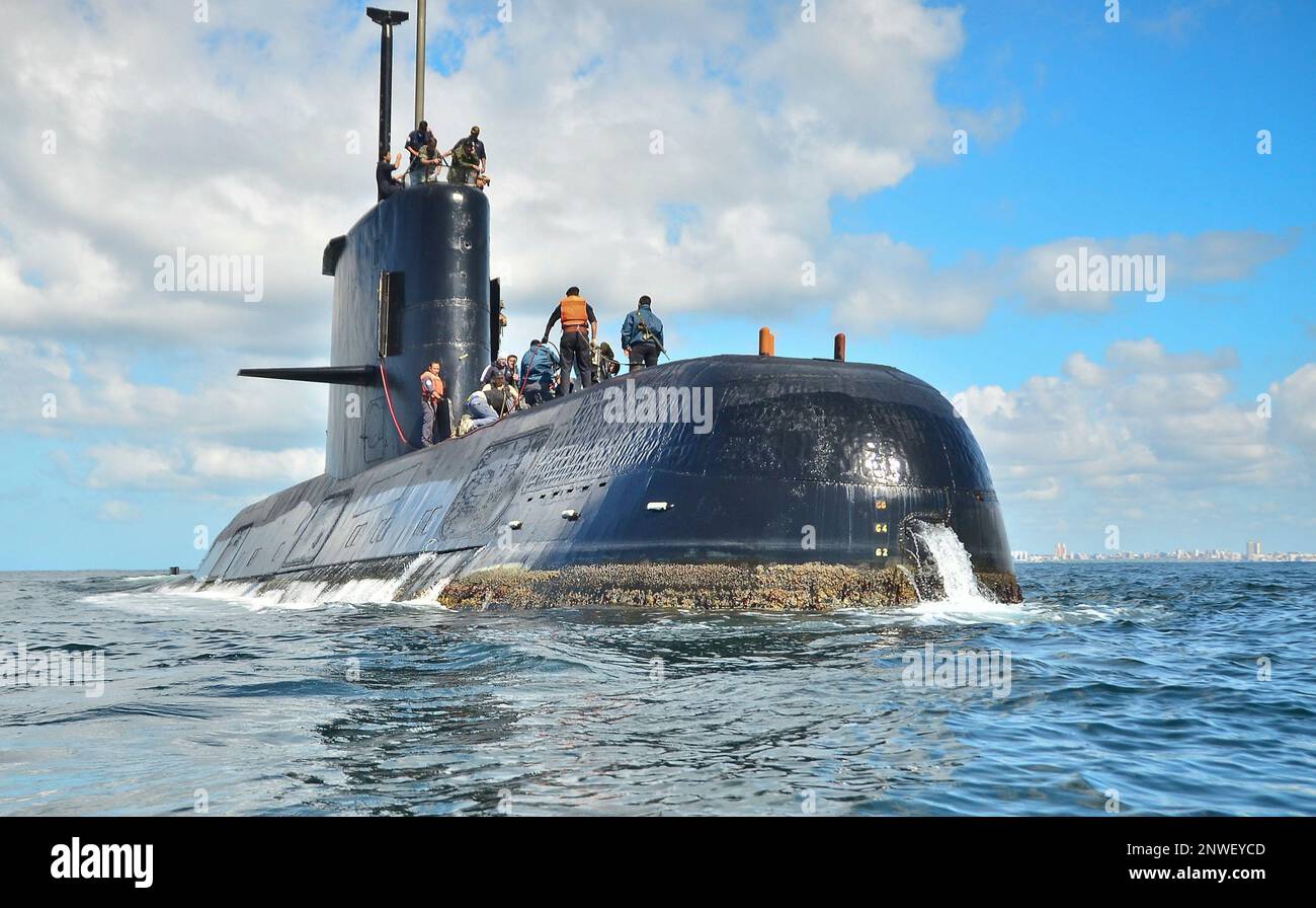 This undated file photo provided by the Argentine Navy shows the ARA San Juan, a German-built diesel-electric vessel, near Buenos Aires, Argentina. A ship from the Ocean Infinity company has walked back its announcement to stop searching for the submarine until Feb. 2019, and will continue on its search. (Argentina Navy via AP, File ) Banque D'Images