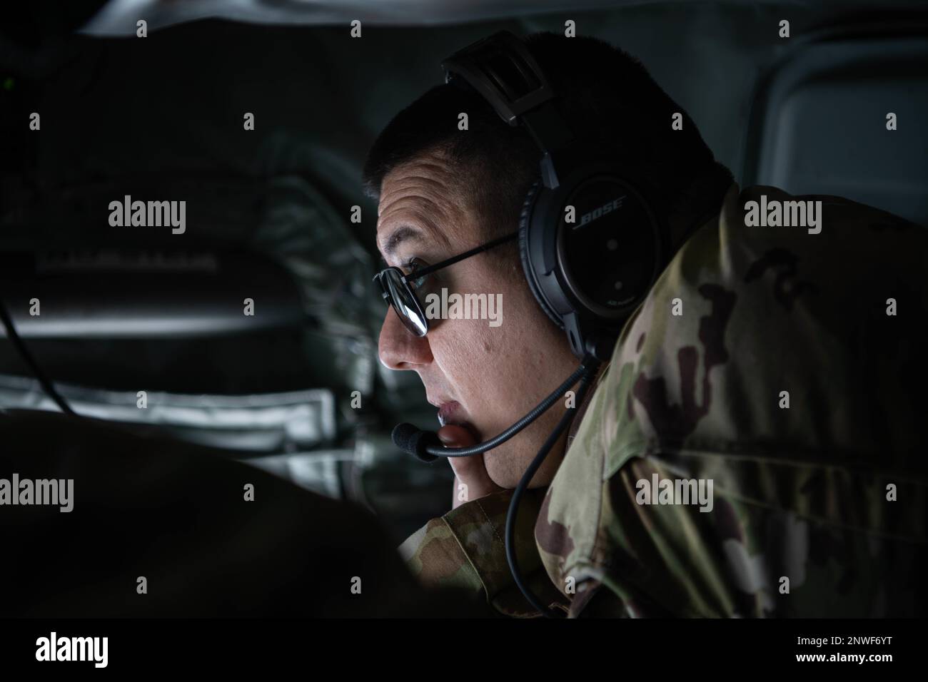 ÉTATS-UNIS Le sergent d'état-major de la Force aérienne, Jordan Barker, exploitant de la rampe de l'escadron de ravitaillement aérien 909th, observe un faucon de combat F-16cm affecté à l'approche de l'escadre de combat 35th un KC-135 Stratotanker affecté à l'ARS 909th pour recevoir du carburant au-dessus de Hokkaido (Japon), le 27 janvier 2023. Le KC-135 offre une capacité globale de ravitaillement aérien pour soutenir les avions communs et de coalition dans la région Indo-Pacifique. Banque D'Images