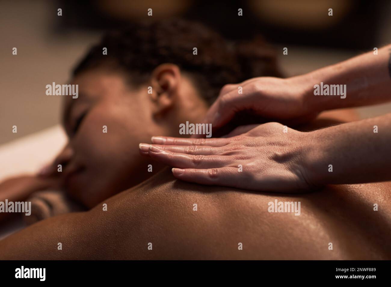 Image en gros plan du cou masseuse de la cliente femelle Banque D'Images